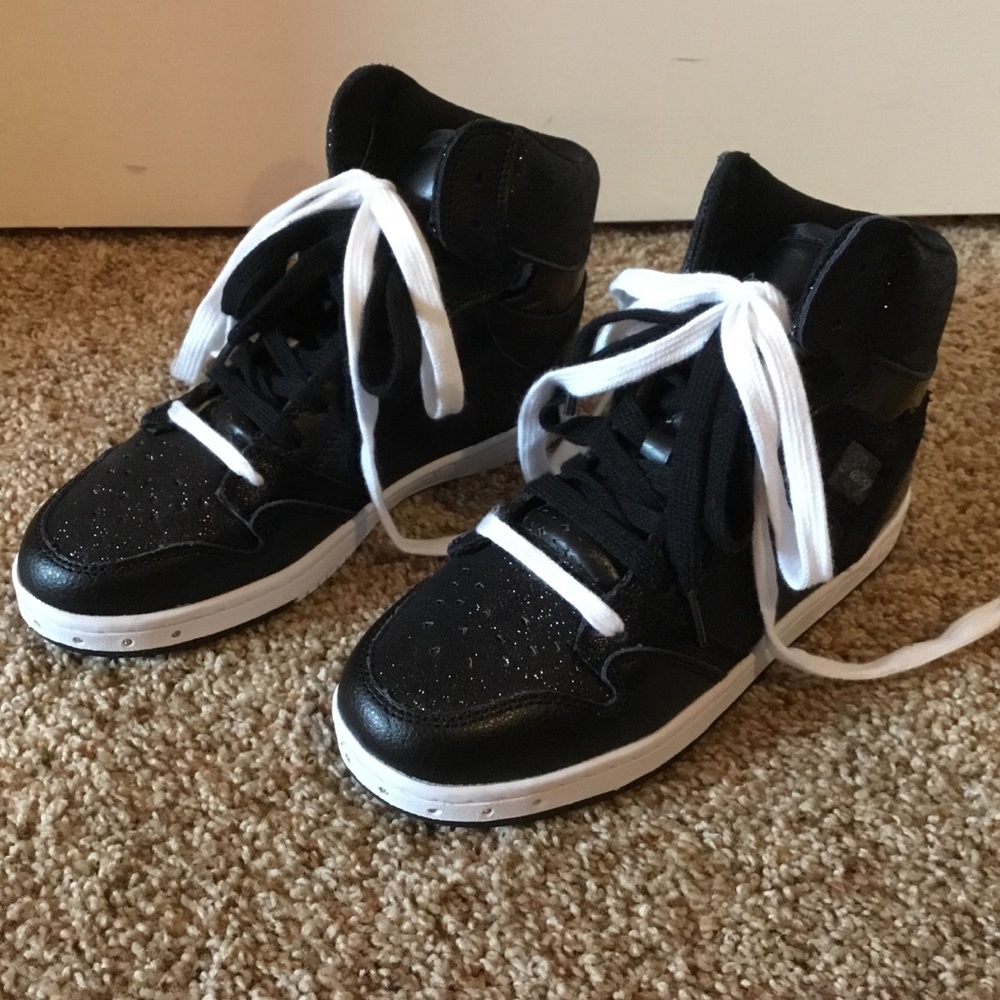 Girls run athletics, high top sneakers